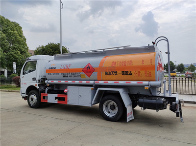 小盟配送國六東風(fēng)8.5方加油車 高效與品質(zhì)兼?zhèn)涞默F(xiàn)車批發(fā)利器